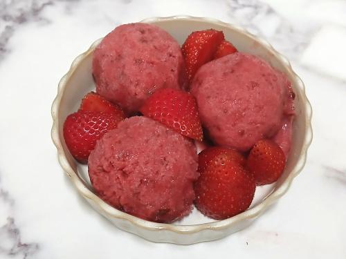 Jak uvařit jahodový sorbet s meduňkou? Snadné recept, připravený za 90 a více minut